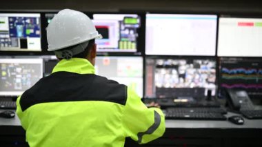 Kontrol odasında çalışan mühendis, yönetici kontrol sistemi, birçok monitörden teknisyen izleme programı.