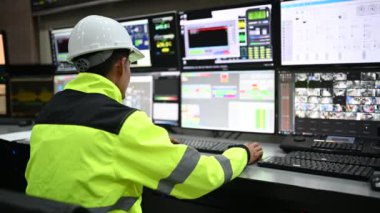 Kontrol odasında çalışan mühendis, yönetici kontrol sistemi, birçok monitörden teknisyen izleme programı.
