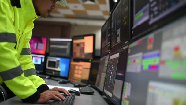 制御室で働いているエンジニア マネージャー制御システム 多くのモニターから技術者の男の監視プログラム — ストック動画