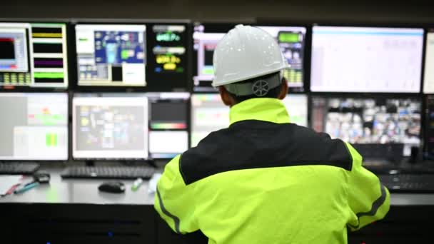 制御室で働いているエンジニア マネージャー制御システム 多くのモニターから技術者の男の監視プログラム — ストック動画