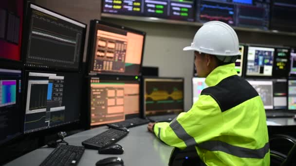Інженер Працює Контрольній Кімнаті Система Управління Програма Моніторингу Технічного Персоналу — стокове відео