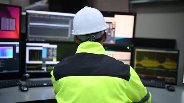 Engenheiro Trabalhando Sala Controle Sistema Controle Gerente Programa Monitoramento Técnico — Vídeo de Stock