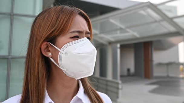 Asiatin Trägt N95 Maske Zum Schutz Vor Staub Umweltkonzept Allergie — Stockvideo