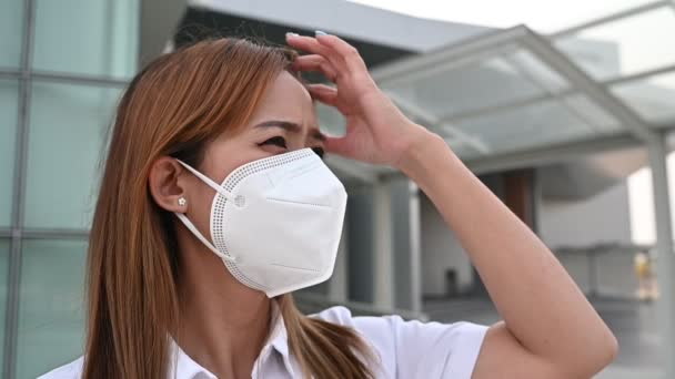 Азійська Жінка Носить N95 Маску Захисту Пилу Екологічна Концепція Аллергія — стокове відео