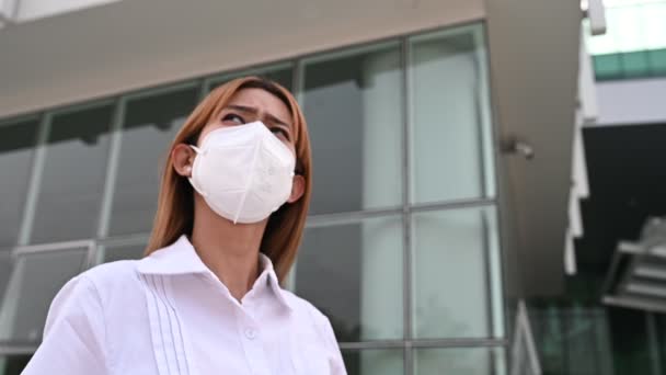 Donna Asiatica Indossare Maschera N95 Proteggere Polvere Concetto Ecologia Allergia — Video Stock