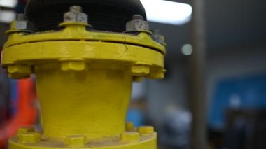 Isıtma tesisinde bakım teknisyeni. Petrokimya işçisi fabrikadaki gaz ve petrol boru hatlarının işletilmesini denetliyor. Mühendis işitme koruyucuyu birçok boruyla aynı odaya koydu.