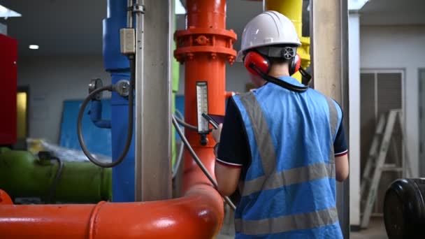 Karbantartó Technikus Egy Fűtő Üzemben Petrolkémiai Munkás Felügyeli Gáz Olajvezetékek — Stock videók