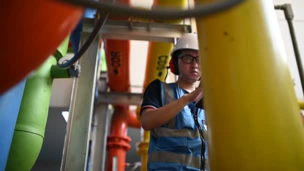 Konserwator Ciepłowni Pracownik Petrochemiczny Nadzoruje Pracę Gazociągów Rurociągów Naftowych Fabryce — Wideo stockowe