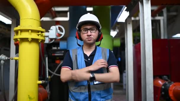 Underhållstekniker Vid Värmecentral Petrokemisk Arbetare Övervakar Driften Gas Och Oljeledningar — Stockvideo