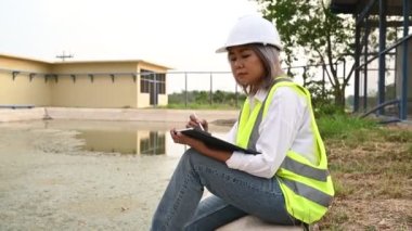 Çevre mühendisi atık su arıtma tesislerinde çalışıyor, Su geri dönüşüm tesisinde tekrar kullanım için çalışan su tedarik mühendisliği