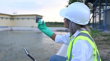 Çevre mühendisi atık su arıtma tesislerinde çalışıyor, Su geri dönüşüm tesisinde tekrar kullanım için çalışan su tedarik mühendisliği