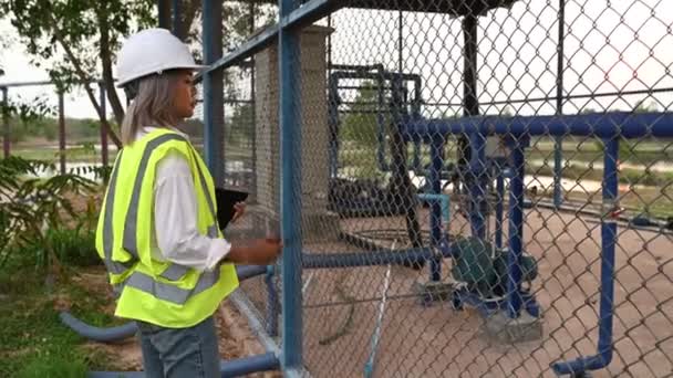 Ingeniero Ambiental Trabaja Plantas Tratamiento Aguas Residuales Ingeniería Suministro Agua — Vídeos de Stock