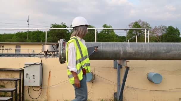 Engenheiro Ambiental Trabalha Estações Tratamento Águas Residuais Engenharia Abastecimento Água — Vídeo de Stock