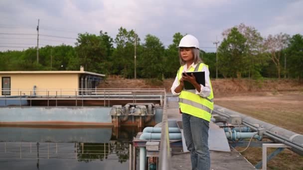 廃水処理施設での環境技術者 再利用のための水循環施設での水供給技術者 — ストック動画