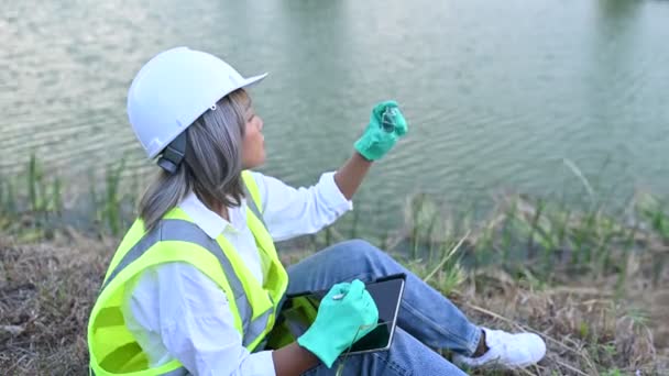 環境技術者は水質を検査します 科学者は テストのために研究室に水を持って来ます 水と土壌中のミネラル含有量を確認します 化学汚染水の問題を解決するための協議 — ストック動画