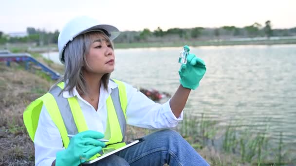 环境工程师检查水质 科学家把水送到实验室进行检测 检查水和土壤中的矿物质含量 协商解决化学污染水的问题 — 图库视频影像