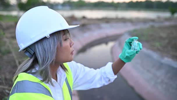 Milieu Ingenieur Inspecteren Waterkwaliteit Wetenschapper Breng Water Naar Het Lab — Stockvideo