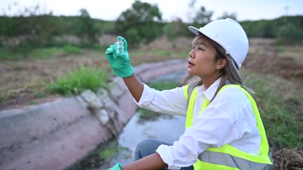 Engenheiro Ambiental Inspecionar Qualidade Água Cientista Traga Água Para Laboratório — Vídeo de Stock