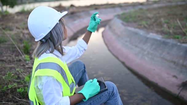 Περιβαλλοντική Μηχανικός Επιθεωρήσει Την Ποιότητα Του Νερού Επιστήμονας Φέρτε Νερό — Αρχείο Βίντεο