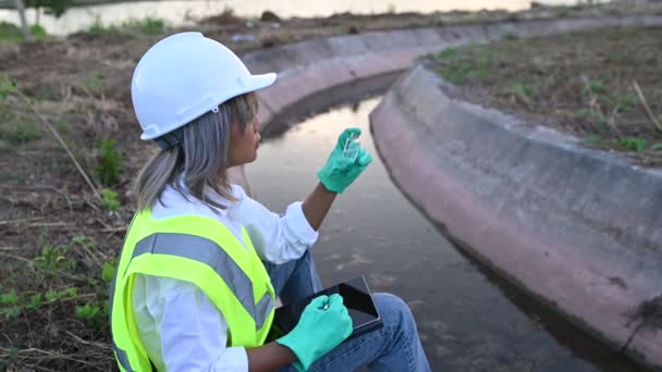 Miljöingenjör Inspektera Vattenkvalitet Forskare Med Vatten Till Labbet För Testning — Stockvideo