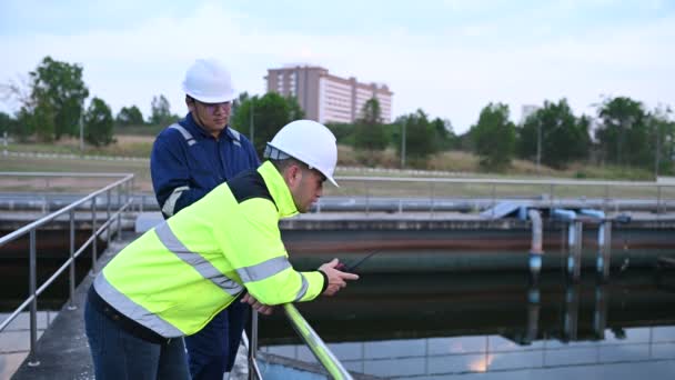 Inżynierowie Środowiska Pracują Oczyszczalniach Ścieków Inżynieria Zaopatrzenia Wodę Pracy Zakładzie — Wideo stockowe