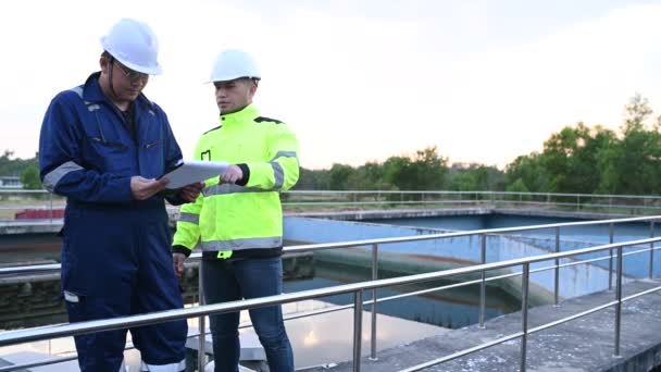 Ingenieros Ambientales Trabajan Plantas Tratamiento Aguas Residuales Ingeniería Suministro Agua — Vídeos de Stock
