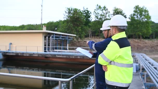 Miljöingenjörer Arbetar Reningsverk Vattenförsörjningsteknik Arbetar Vattenåtervinningsanläggning För Återanvändning Tekniker Och — Stockvideo