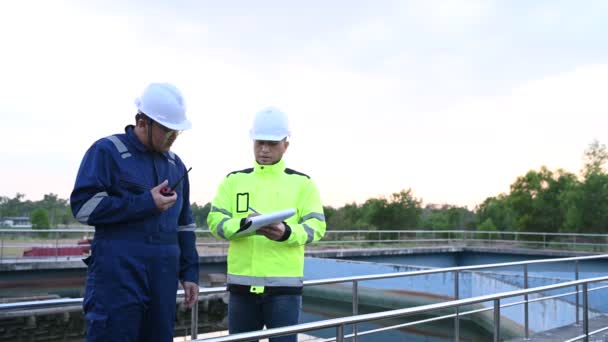 在废水处理厂工作的环境工程师 在水回收厂工作的供水工程再利用的环境工程师 技术人员和工程师讨论合作事宜 — 图库视频影像
