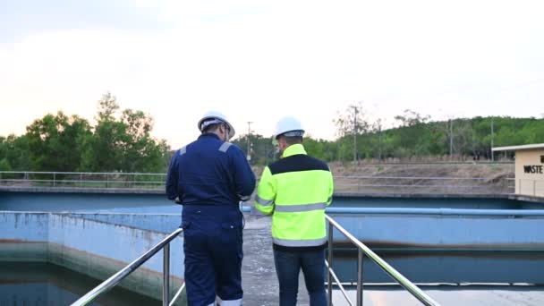 Ingenieros Ambientales Trabajan Plantas Tratamiento Aguas Residuales Ingeniería Suministro Agua — Vídeos de Stock
