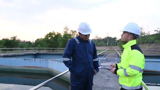Inżynierowie Środowiska Pracują Oczyszczalniach Ścieków Inżynieria Zaopatrzenia Wodę Pracy Zakładzie — Wideo stockowe