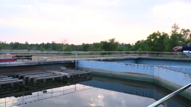 Miljöingenjörer Arbetar Reningsverk Vattenförsörjningsteknik Arbetar Vattenåtervinningsanläggning För Återanvändning Tekniker Och — Stockvideo