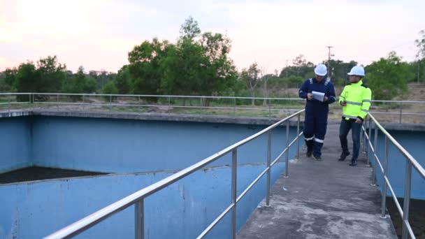 在废水处理厂工作的环境工程师 在水回收厂工作的供水工程再利用的环境工程师 技术人员和工程师讨论合作事宜 — 图库视频影像