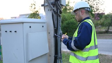 Telekomünikasyon mühendisi 5G cep telefonu sinyalleri için baz istasyonlarında çalışıyor.