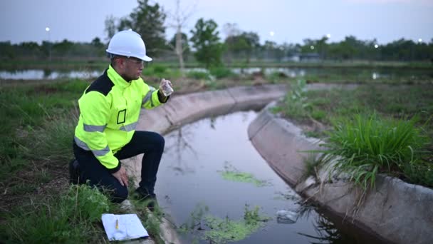 环境工程人员检查水质 把水送到实验室进行检测 检查水和土壤中的矿物质含量 检查水源中的污染物 — 图库视频影像