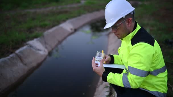 环境工程人员检查水质 把水送到实验室进行检测 检查水和土壤中的矿物质含量 检查水源中的污染物 — 图库视频影像