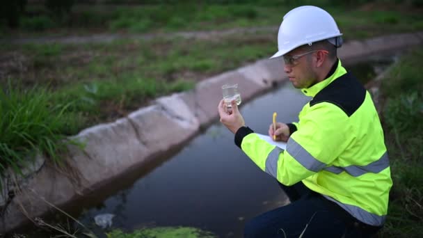 Ingeniero Ambiental Inspeccionar Calidad Del Agua Llevar Agua Laboratorio Para — Vídeo de stock