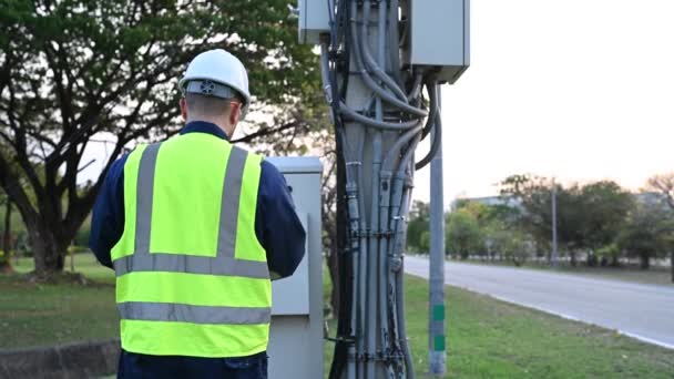 通信エンジニアは 5G携帯電話信号用のセルタワーで働いています ネットワークタワーメンテナンス技術者 — ストック動画