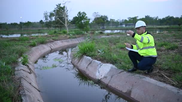 Környezetvédelmi Mérnök Ellenőrizze Víz Minőségét Hozzon Vizet Laborba Vizsgálatra Ellenőrizze — Stock videók