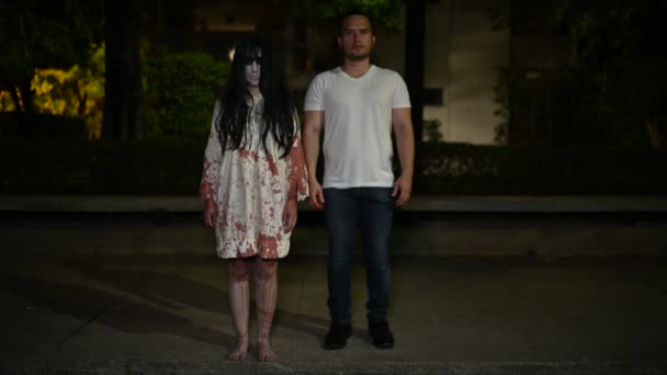 亚洲女人打扮成鬼魂和亚洲男人的肖像 可怕的恐怖场景作为背景 万圣节的概念 鬼片海报 凶残情人的灵魂 — 图库视频影像