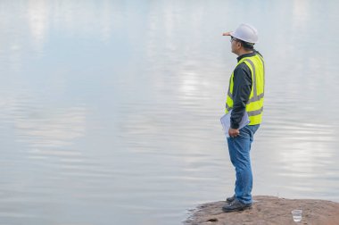 Çevre mühendisleri su kalitesini inceler, suyu test etmek için laboratuvara getirir, su ve topraktaki mineral içeriğini kontrol eder, su kaynaklarındaki kirleticileri kontrol ederler..