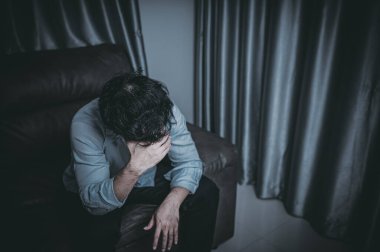 Asyalı yakışıklı adam aşırı iş yükünden dolayı stresli, yorgun erkek şirketten bir sürü iş ve depresyon riskinden sonra eve dönüyor.