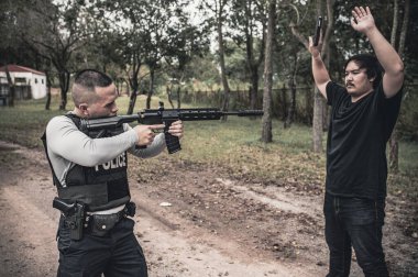 Polis ve hırsız kavramı. Polis suçluları yakalar. Kanunları çiğner.