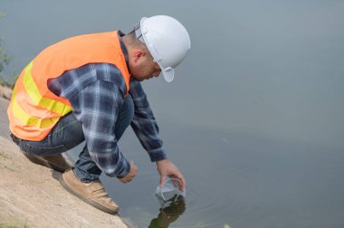 Çevre mühendisleri su kalitesini inceler, suyu test etmek için laboratuvara getirir, su ve topraktaki mineral içeriğini kontrol eder, kimyasal kirlenmiş su kaynaklarının sorununu çözmek için danışmanlık yapar.