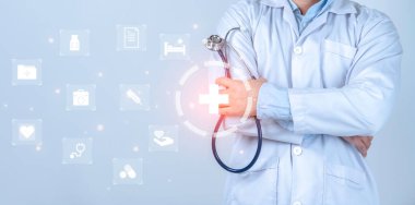 Beyaz arka planda Asyalı akıllı doktor, dijital tıbbi geleceksel arayüz sanal ekranı