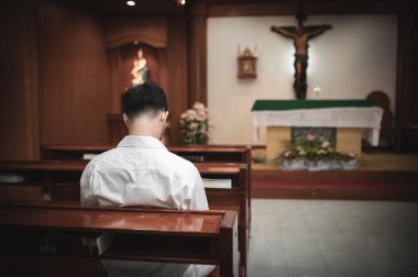 Hristiyan adam Tanrı 'dan dua ediyor, Asyalı adam İsa' ya dua ediyor.