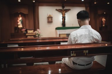 Hristiyan adam Tanrı 'dan dua ediyor, Asyalı adam İsa' ya dua ediyor.