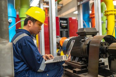 Bir ısıtma tesisinde bakım teknisyeni, Petrokimya işçileri fabrikadaki gaz ve petrol boru hatlarının işleyişini denetliyor, mühendisler işitme koruyucularını birçok boruyla aynı odaya koyuyorlar.