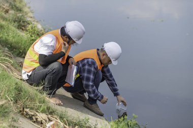 Çevre mühendisleri su kalitesini inceler, suyu test etmek için laboratuvara getirir, su ve topraktaki mineral içeriğini kontrol eder, kimyasal kirlenmiş su kaynaklarının sorununu çözmek için danışmanlık yapar.