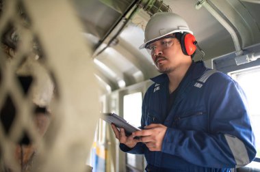 Makine mühendisi fabrikadaki büyük makineleri inceliyor, demiryolu motor bakım teknisyeni, motor tamircisi