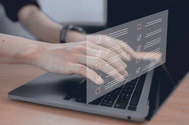 Sınav sorularını cevapla. İş adamı değerlendirme, anket, değerlendirme, online anket, online sınav, sınavda doğru cevabı seçmek, online anket formu doldurmak..